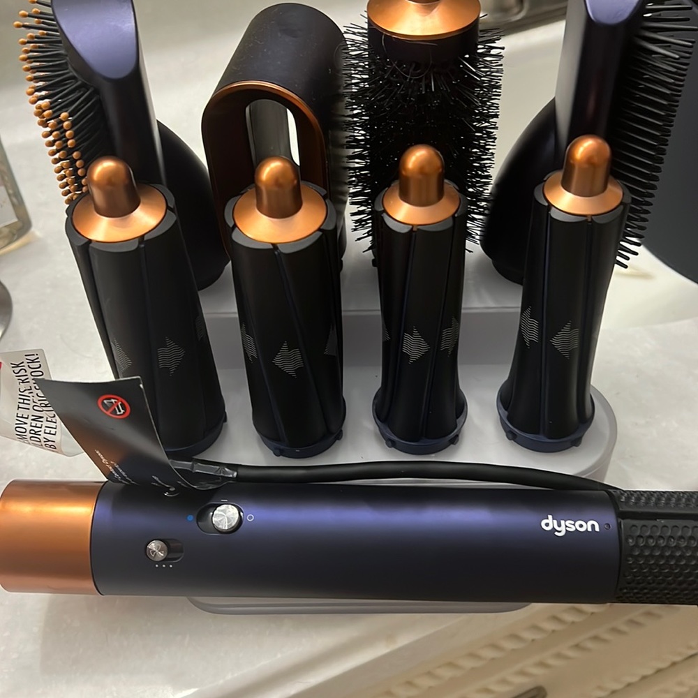 2021 Limited Holiday Edition Dyson Airwrap with stand